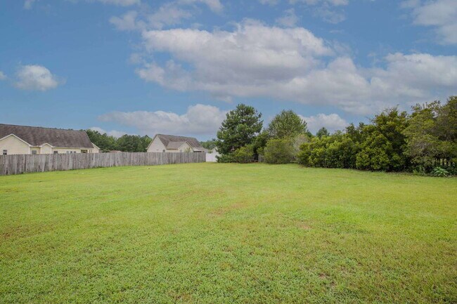Building Photo - *Lease Special!* Fiber optic internet incl...