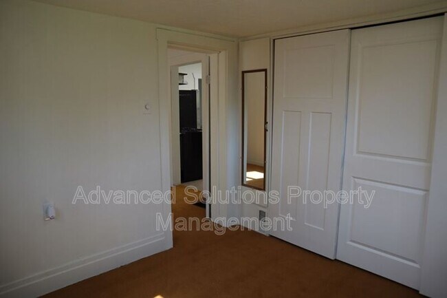 Building Photo - 1057 W 300 S