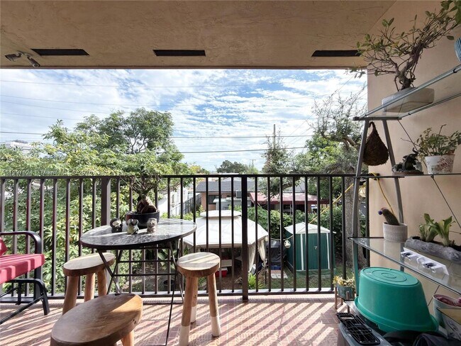 Building Photo - 1053 SW 29th Ct