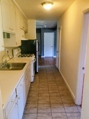 Building Photo - 116 Bradlee St