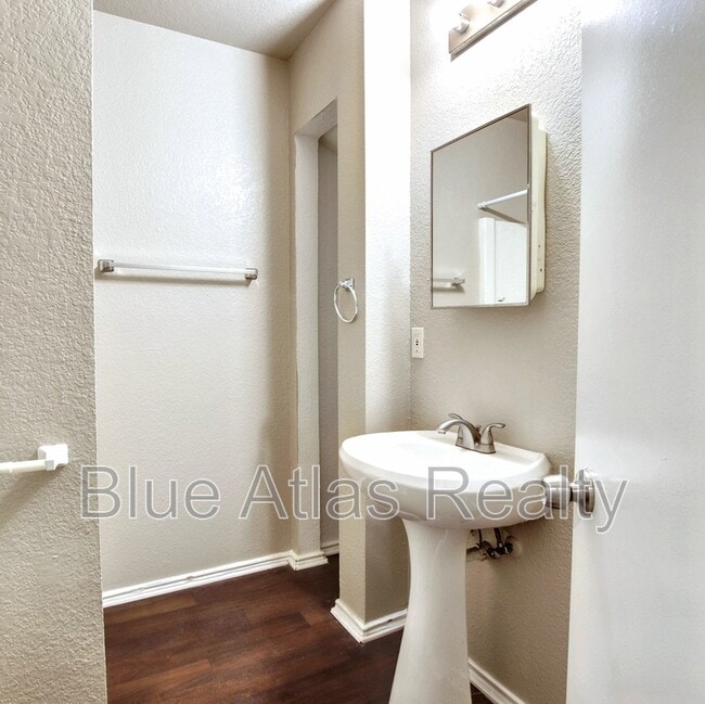 Building Photo - 402 Kings Way Dr