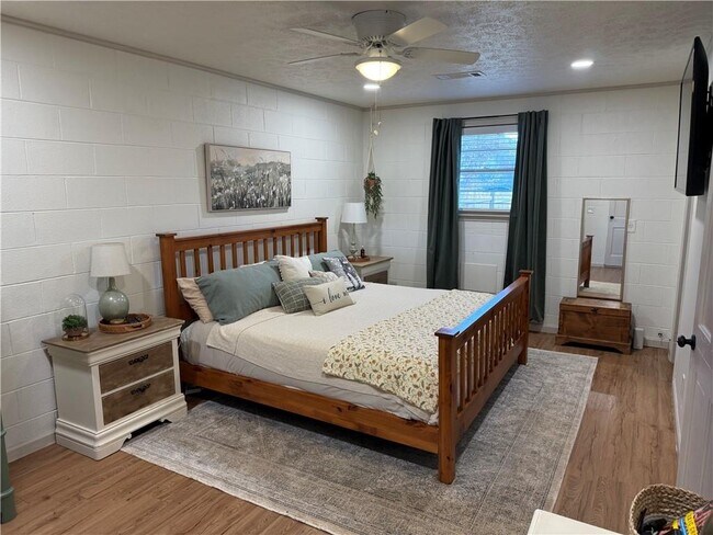 Building Photo - 1017 Cassville Rd SE