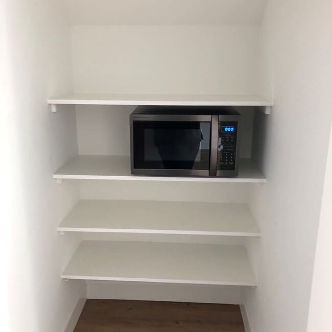 Building Photo - 3 STORY 2BD 2.5 BA APARTMENT WITH UPSTAIRS LOFT THAT OPENS TO BALCONY