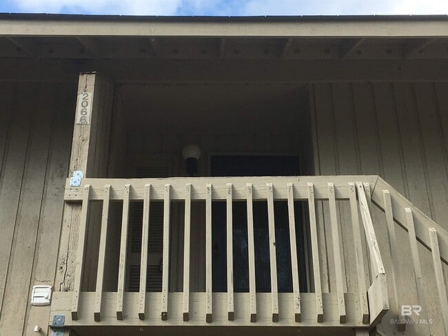 Building Photo - 2066 Sea Cliff Dr N