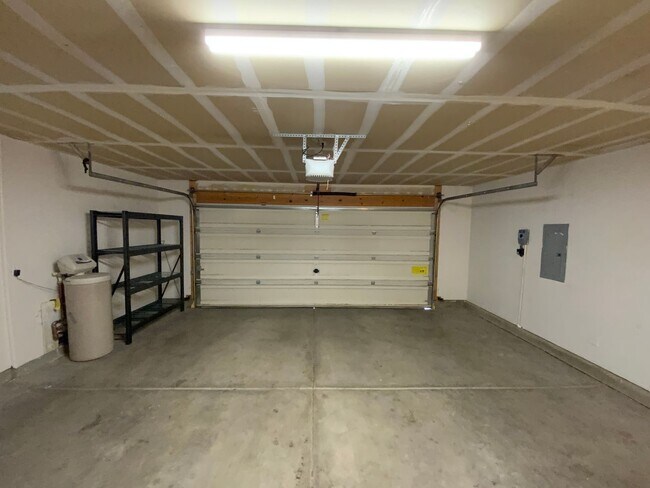 Building Photo - 3 Bedroom Single Story Home Available Near...