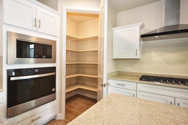 Building Photo - 705 Paseo De La Reina St