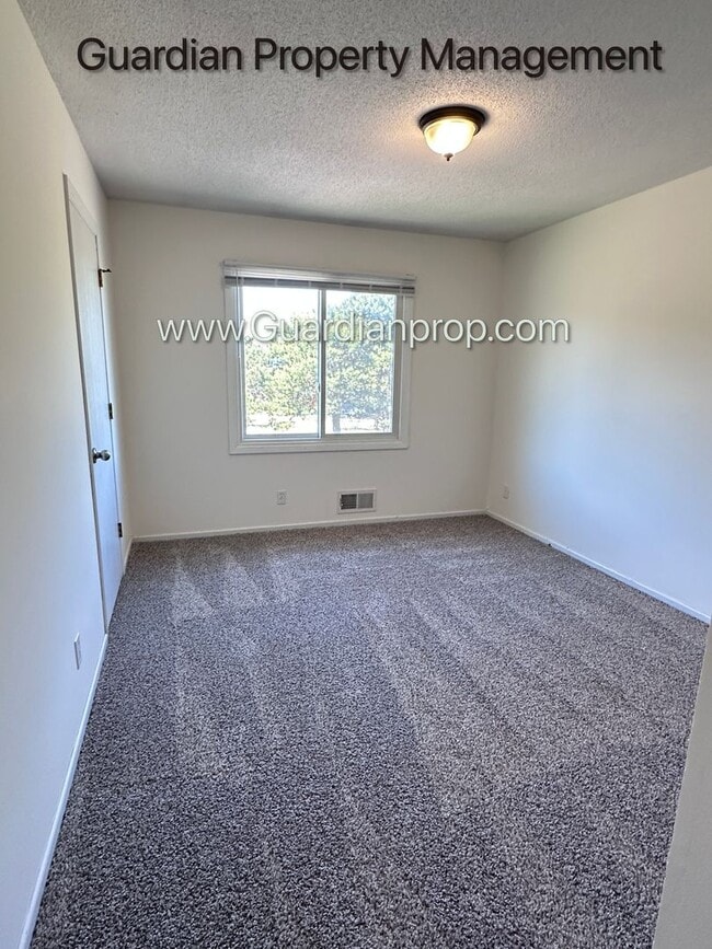 Building Photo - Renovated Burnsville Town Home, 2 Car Garage, W/D in Unit, Walk Out Patio, Dishwasher