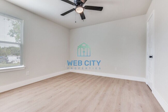 Building Photo - 2546 Kathleen Ave