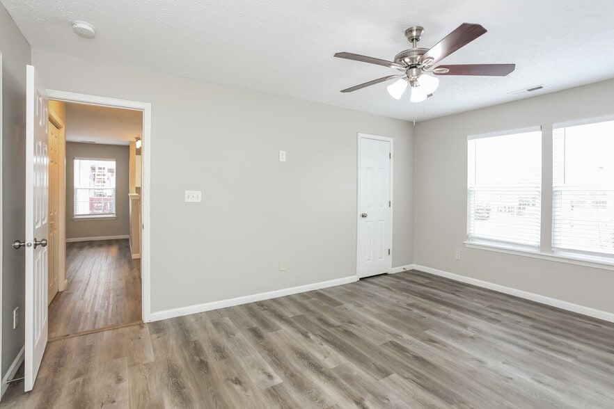 Building Photo - 1120 Central Park Blvd N