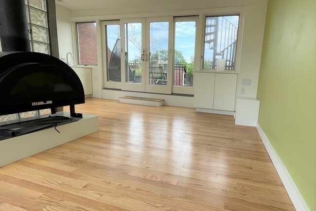 Building Photo - 33 Lawrence St