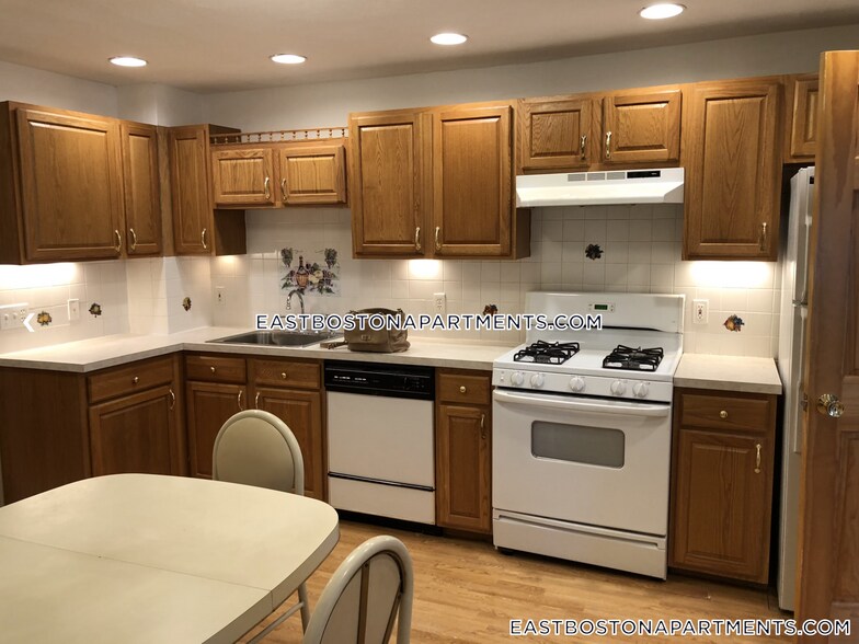 Primary Photo - 305 Chelsea St