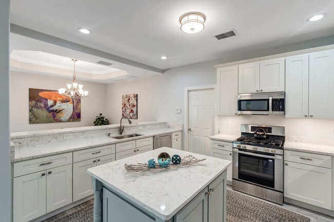 Building Photo - 2859 Tiburon Blvd E