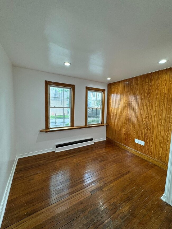 Building Photo - 131 W Sandford Blvd