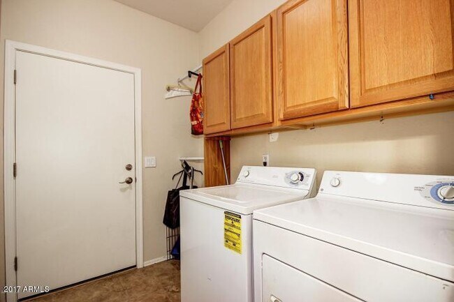 Building Photo - 934 E Madeline Dr