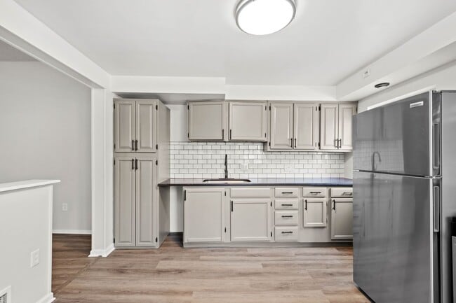 Building Photo - MOVE IN SPECIAL! SCORE HALF OFF 1ST MONTH'...