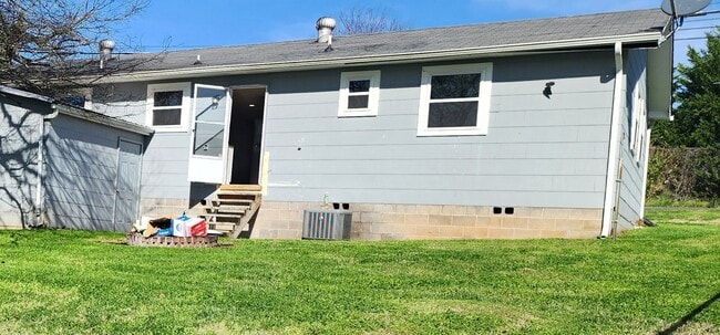Building Photo - Maryville 37804 - 2 bedroom 1 bath duplex - call Tom Parry 865-607-3649