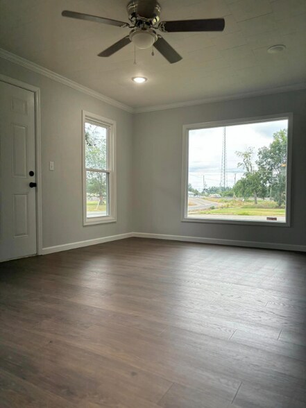 Building Photo - 718 S Pine St