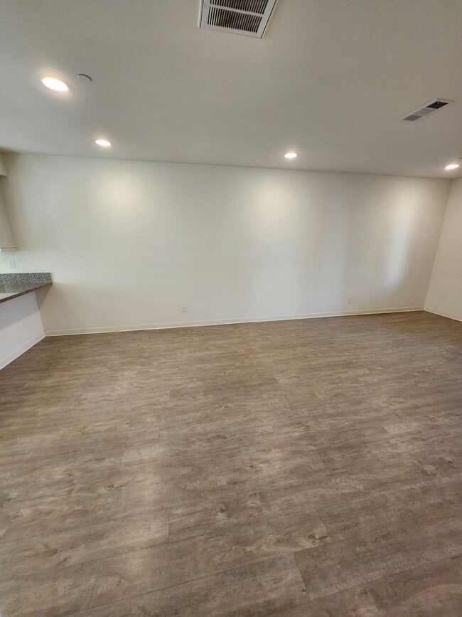 Building Photo - Gorgeous Tri-level Townhouse 3 beds 3 1/2 ...