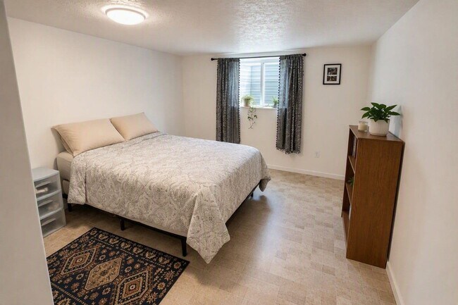 Building Photo - Beautiful 6 Bedroom Home in West Linn's Sunset Neighborhood with Huge Daylight Basement, Large Pr...