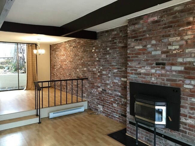 Building Photo - Beautiful 2 Bedroom, 2.5Bathroom Duplex Located Near Amazon Park