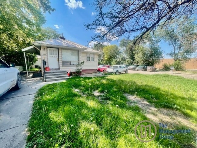 Building Photo - 1st month half off! Downstairs Duplex Deli...