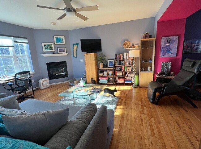 Building Photo - 2 bed 2.5 bath available NOW!