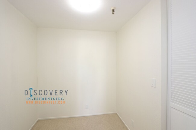 Building Photo - One Plus Bedroom Condo Close to Piedmont A...