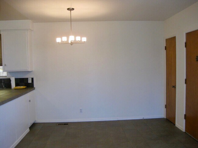 Dining - 563 Avenue A