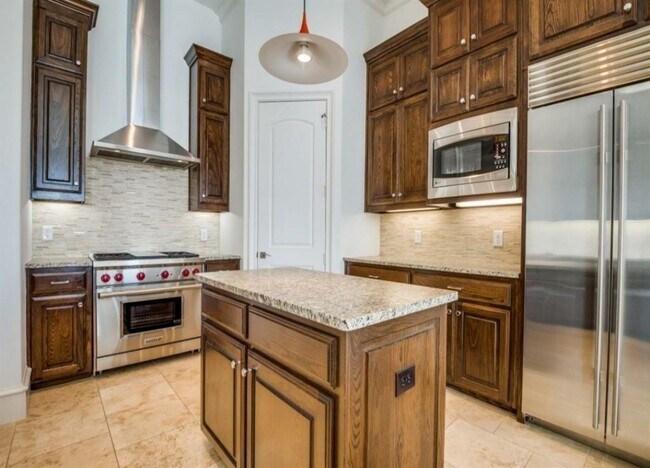Building Photo - 6601 Mediterranean Dr