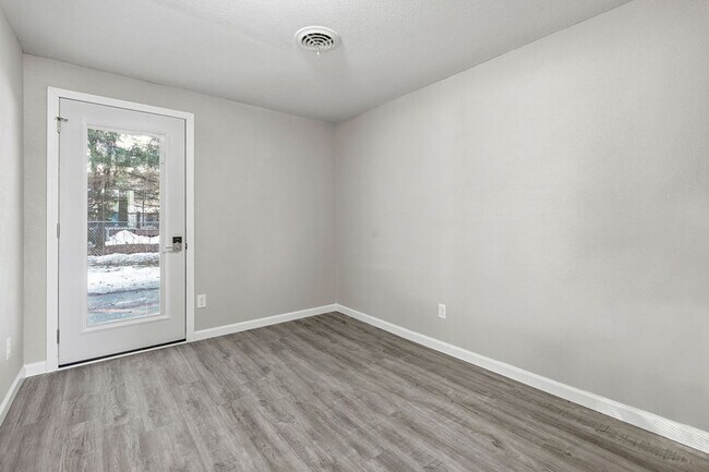 Building Photo - Beautiful completely renovated 2 bed 1 bath townhouse for rent!