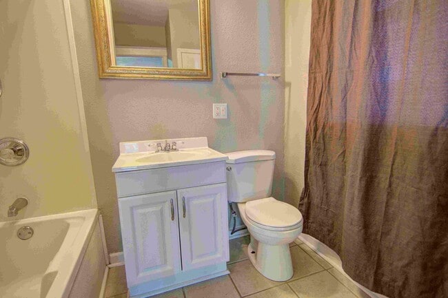 Building Photo - Large charming 3 bedroom 2 bath with oversized master bedroom that has its own private bath!