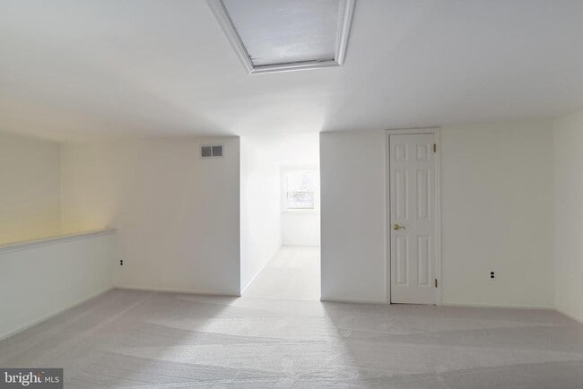 Building Photo - 10 Liberte Ln