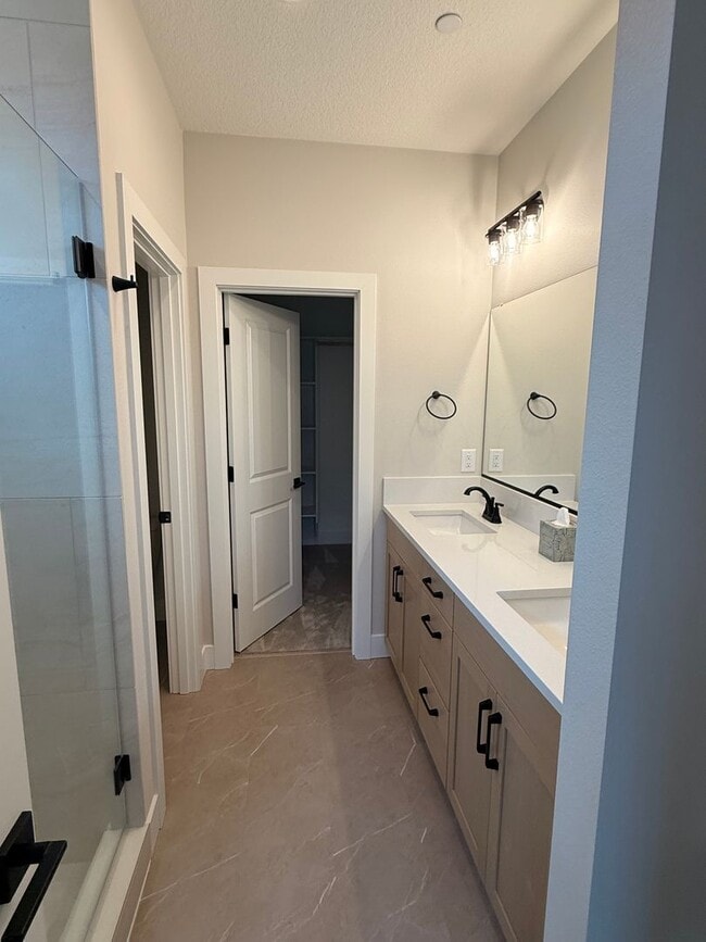 Building Photo - Goregous 3 Bedroom with Loft and Bonus Room! High Ceilings! Pantry! Keyless Entry! Double Oven & ...