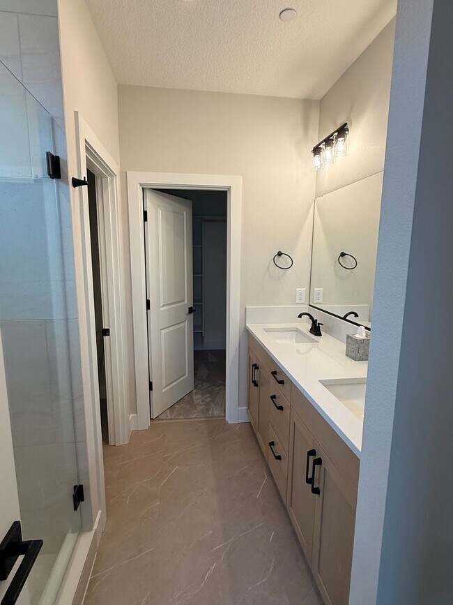 Building Photo - Gorgeous 3 Bedroom with Loft and Bonus Room! High Ceilings! Pantry! Keyless Entry! Double Oven & ...