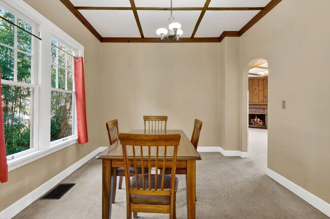 Building Photo - 713 SE 27th Ave