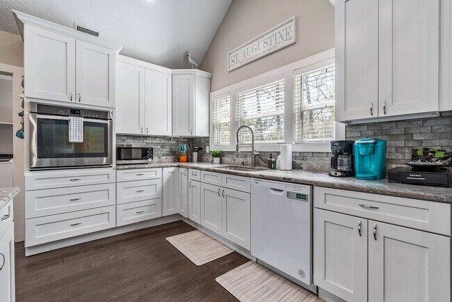 Building Photo - 76 Sanford St