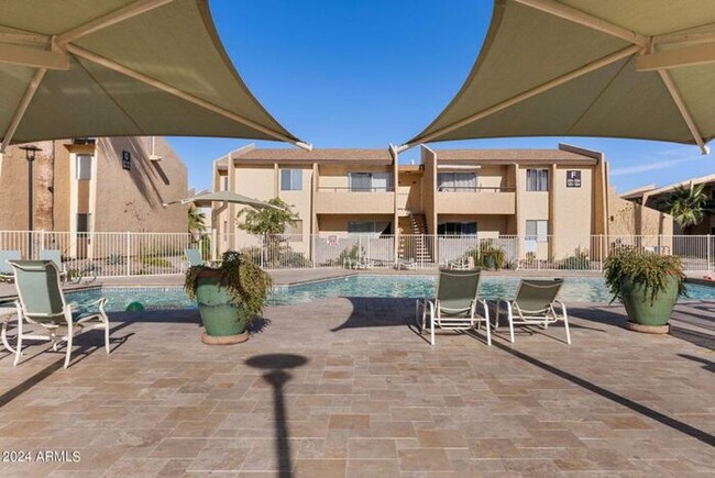 Building Photo - Single Level 3 bedroom Condo In Scottsdale!