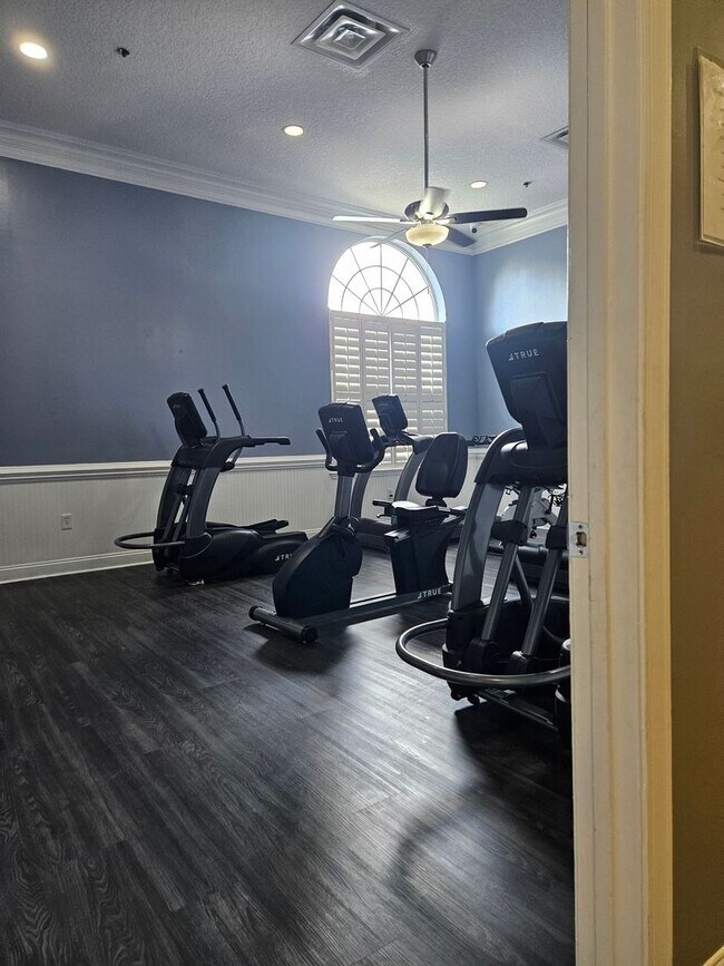 Building Photo - Top floor 3/2 unit in the gated Summer Key...