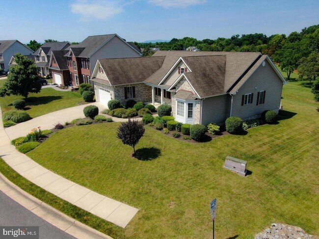 Building Photo - 400 Albin Dr