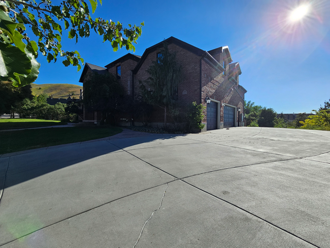Building Photo - 738 Deer Hollow Rd