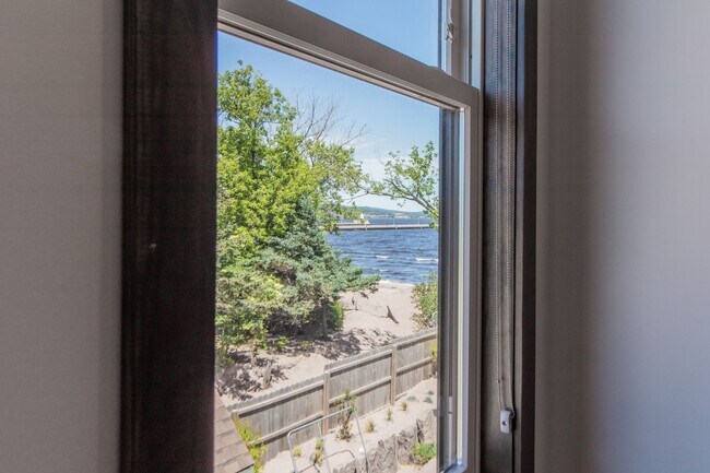 Building Photo - AVAILABLE AUGUST - Beautifully Renovated 2 bed/1bath Home on PARK POINT