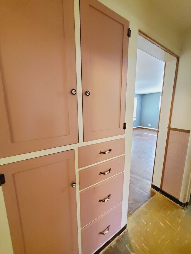 Building Photo - Updated 8 Bedroom Home for Rent!