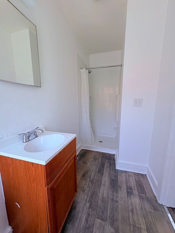 Building Photo - 517 W Maple Ave