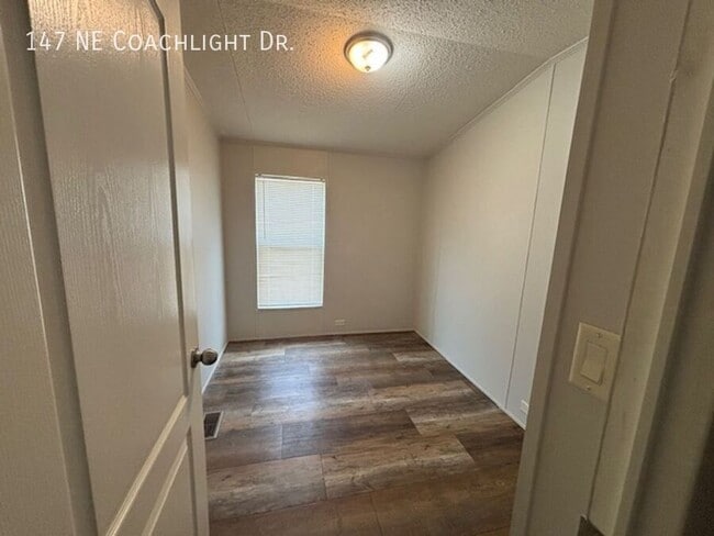 Building Photo - 147 Coachlight Dr