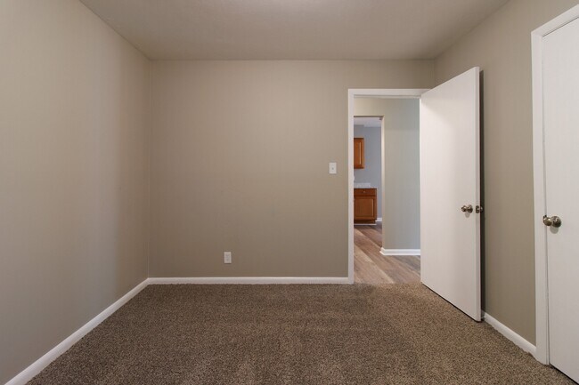 Building Photo - 432 Woodview Dr