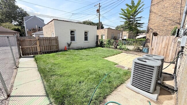 Building Photo - 5706 N Maplewood Ave