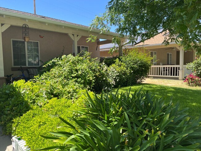 Building Photo - ? Move-In Special! ? $1,000 Off First Mont...