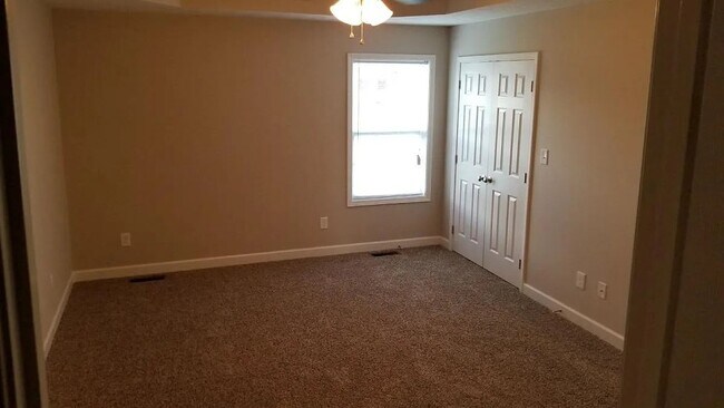 Building Photo - 733 Village Creek Dr