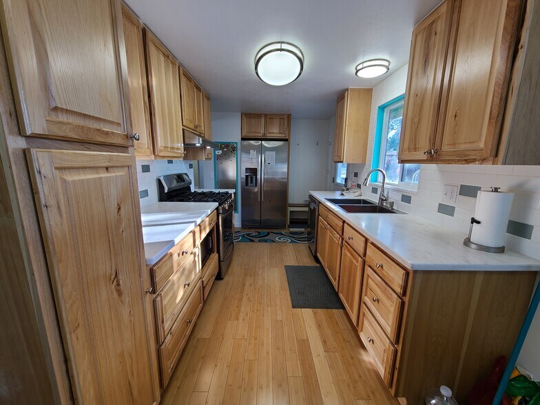 Kitchen - 1353 Scenic View Ln