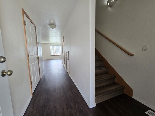 Building Photo - 394 Maylea Pl